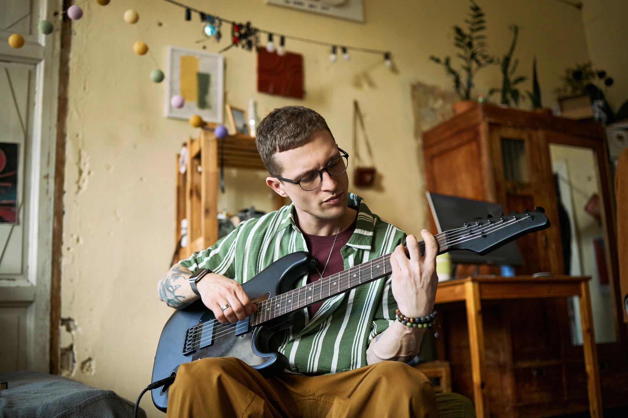 Electric guitar performance detail